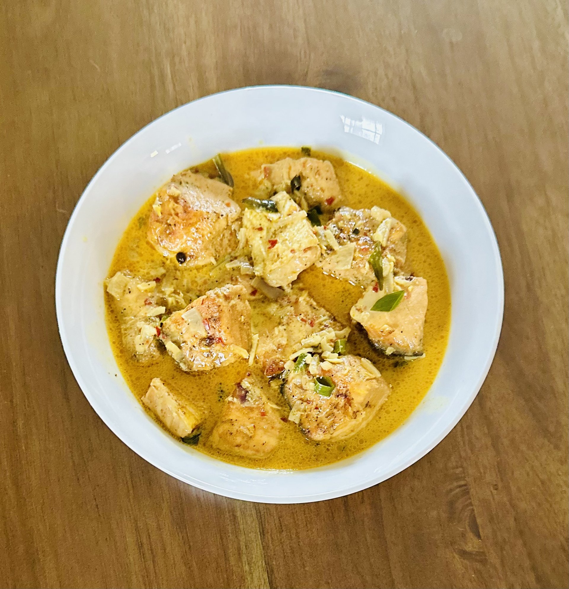 Sri Lankan chicken curry in a white bowl